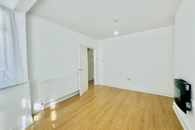 16, Ravenswood Crescent, Harrow photo 5