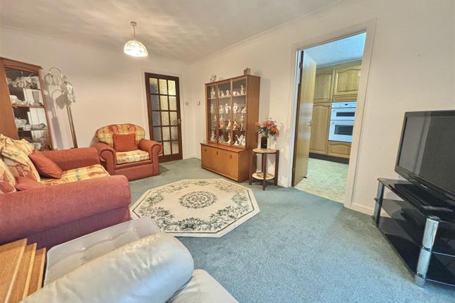 22, Pine Tree Court, Swansea photo 4