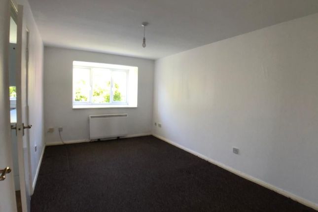 7 Leston Close, Rainham photo 3
