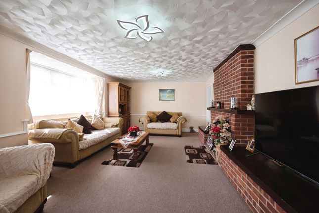 16, Haslemere Gardens, Hayling Island photo 3