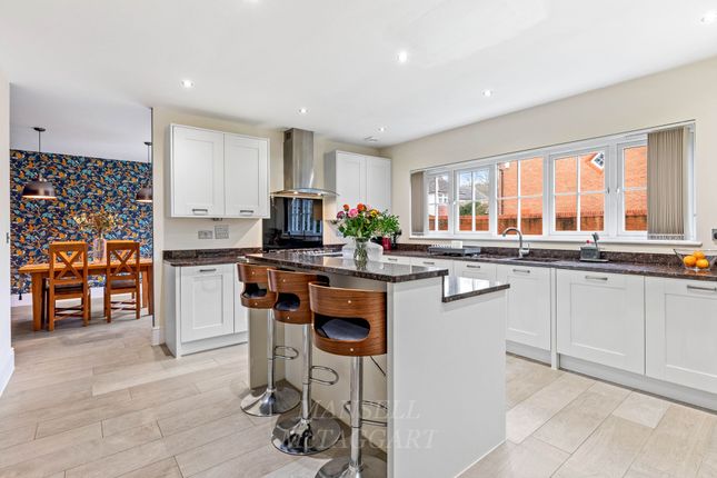 8 Haynes Way, Crawley photo 2