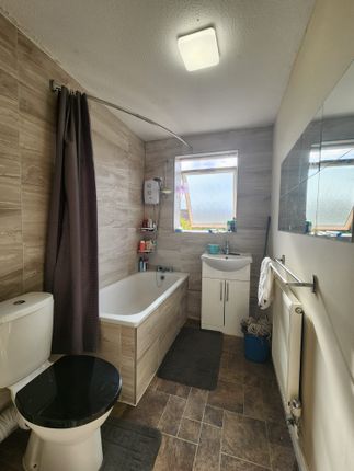 128, Crown Meadow, Slough photo 4