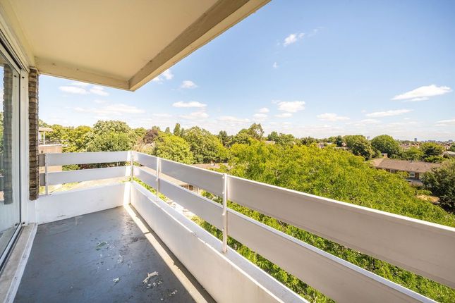 Flat 51, March Court, Warwick Drive, London photo 4