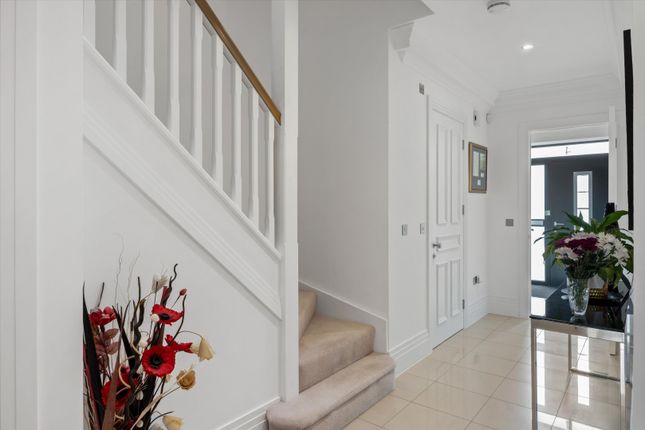 Summerbee Drive, Cheltenham photo 3
