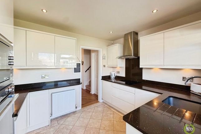 14 Hollins Avenue, Burnley photo 4