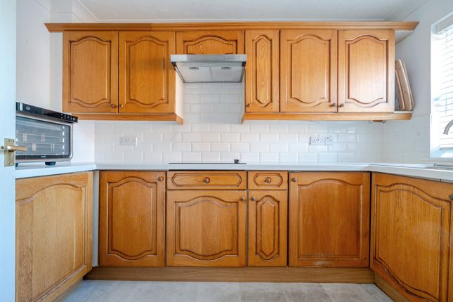 21, Henty Gardens, Chichester photo 2