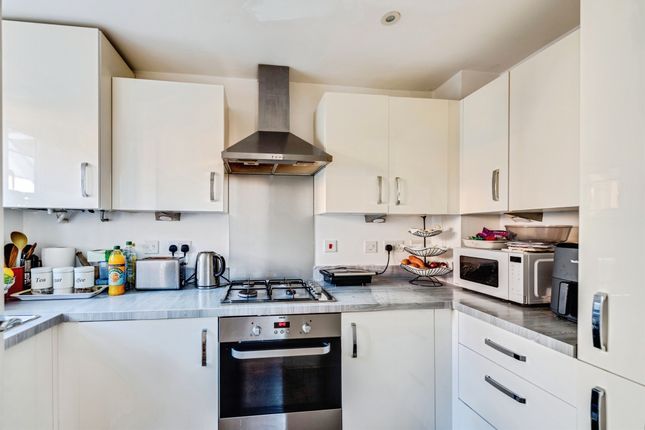 35, Kestrel Crescent, Witney photo 2