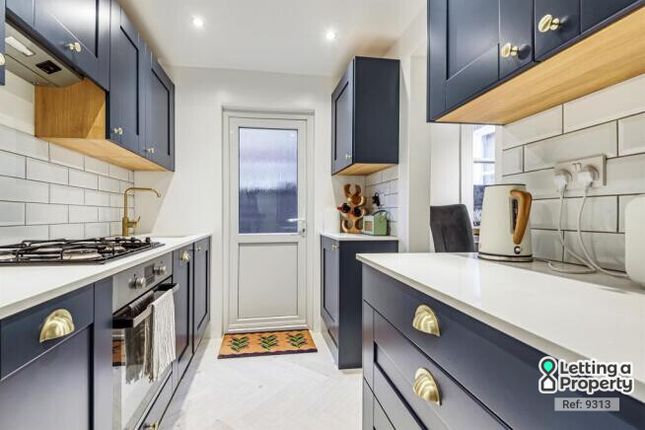 Flat B, 11, Vanderbilt Road, London photo 2