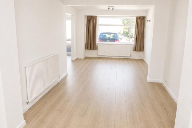 133, Albany Park Avenue, London photo 2