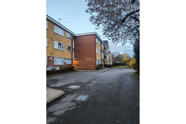 Thumbnail Flat for sale in Somerset Road, Barnet