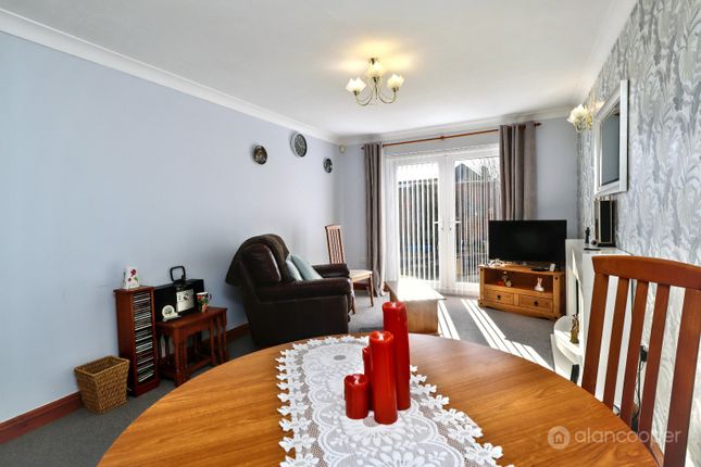 16, Arbury Garth, Nuneaton photo 3