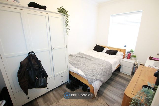 St Floor Apartment  Shinfield Road, Reading photo 3