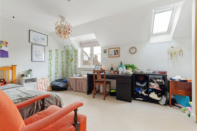 30, Hunters Place, Hindhead photo 4