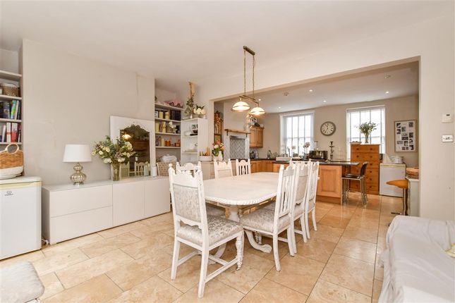 Kitchen/Breakfast Area