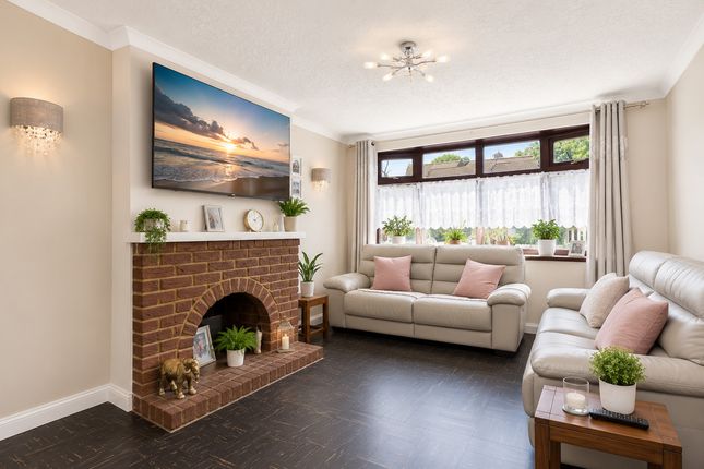 53, Dorothy Gardens, Benfleet photo 3