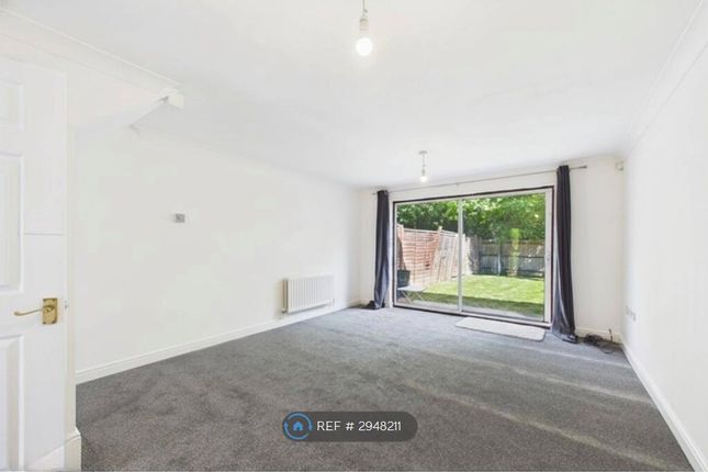 Schooner Close, Barking photo 3