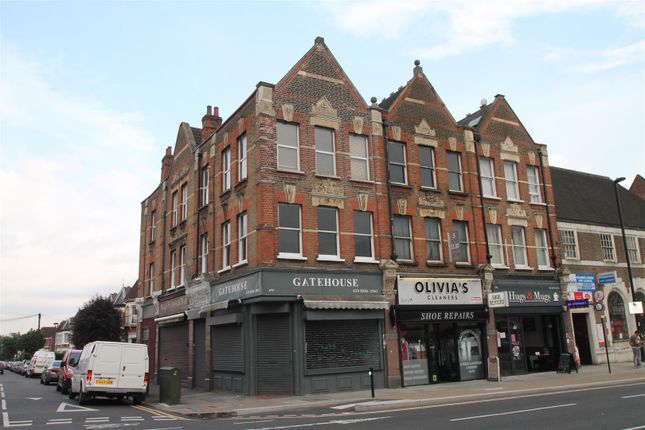 Flat to rent in Green Lanes, Palmers Green