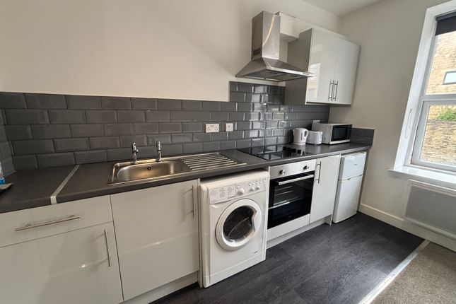 31A, Outcote Bank, HUDDERSFIELD photo 5