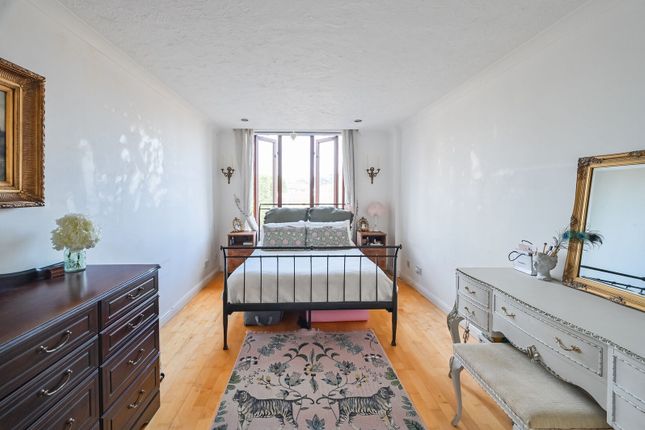 Hermitage Court, London, E1W, Wapping photo 4