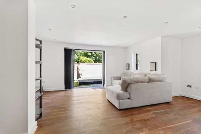 7 The Lodge, Rickmansworth Road, Uxbridge photo 3