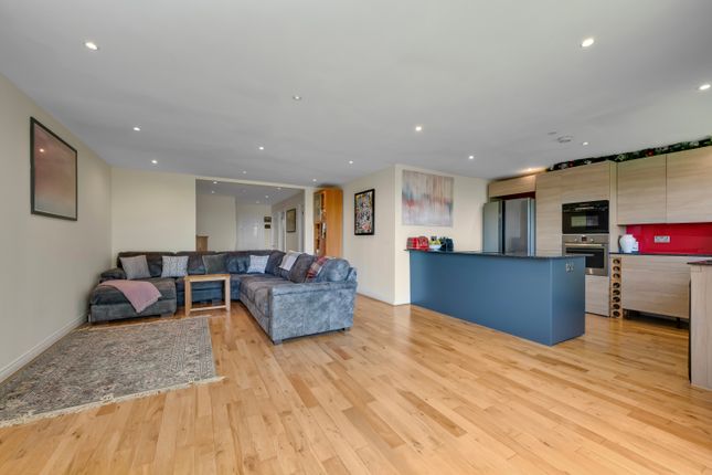 21, Farington Acres, Weybridge photo 3