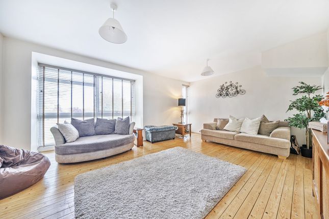 3-bed house on 14 St. Richards Court Ashburnham Road, Richmond, £400,000