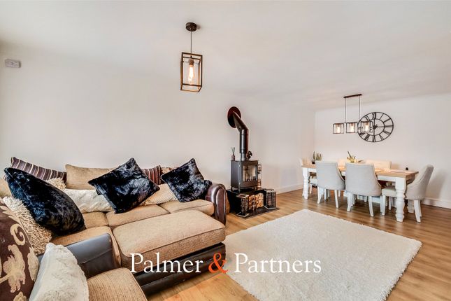 13, Blackwood Chine, Chelmsford photo 3
