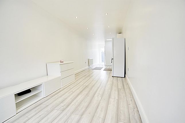 Room 1, 91 Church Road, Northolt photo 2