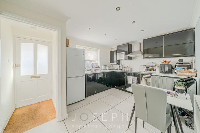 20 Millfield Gardens, Ipswich photo 4