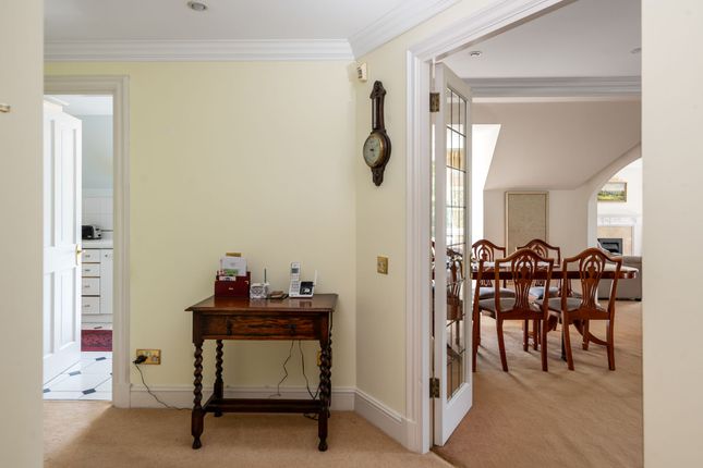 Flat 5, The Lodge Batts Hill, Reigate photo 5