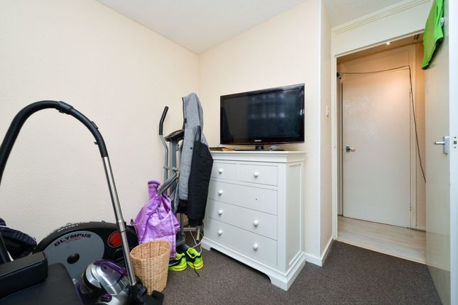 Flat for sale in Dalford Court, Hollinswood