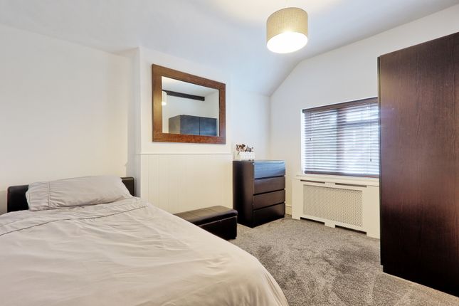 14, Harold Gardens, Essex photo 4
