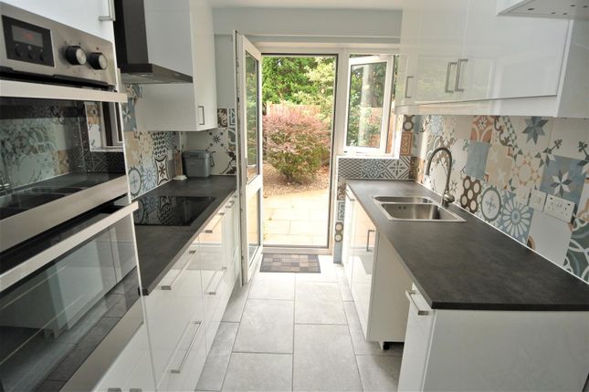 Thumbnail Maisonette to rent in Layton Court, Weybridge