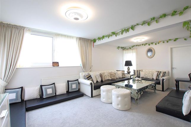 Flat to rent in Westbourne House, Heston