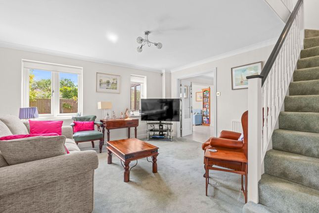 6 Groves Close, Bourne End photo 4