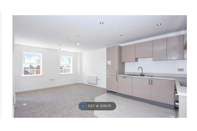 Flat, Saxons Court Peach St, Wokingham photo 3