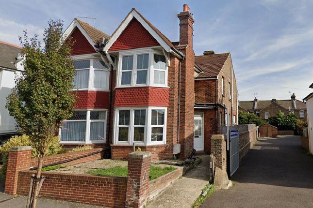 Thumbnail Room to rent in Cavendish Avenue, Eastbourne, East Sussex