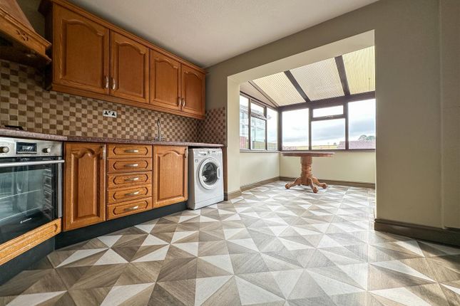 53, Churchill Avenue, Leek photo 4