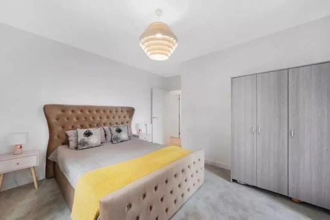 Flat 16, Sealey Tower, London photo 3