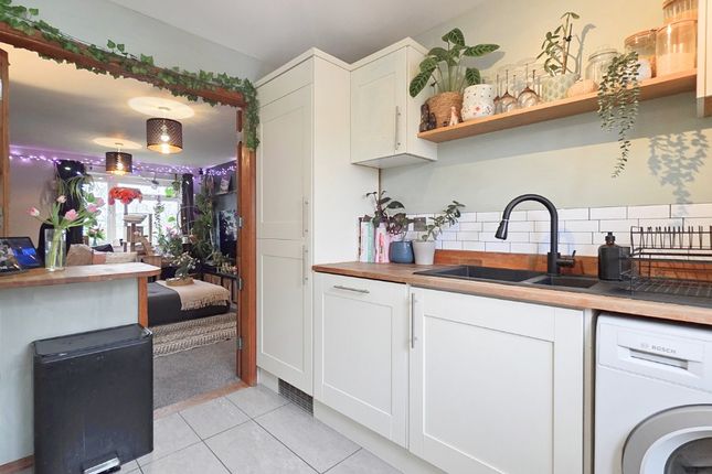 47 Moor Close, Owlsmoor, Berkshire photo 4