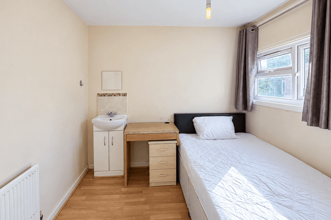 138 Chalkhill Road, Wembley photo 2