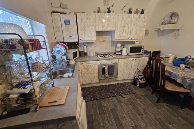 9 Thorn Street, Bradford photo 3