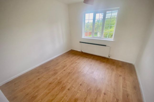 4, Long Drive, Greenford photo 3