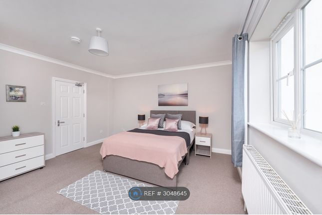 Mountcombe House, Chaucer Way, London photo 2
