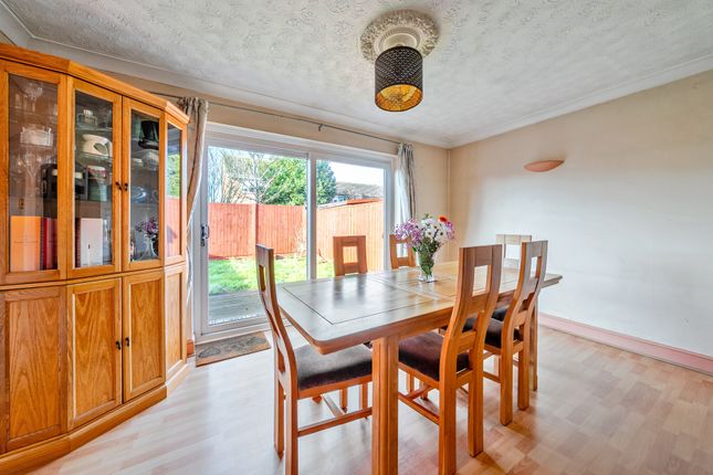 7, Copper Beech Close, Windsor photo 4