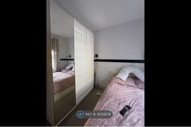 B Ormiston Grove, London photo 2