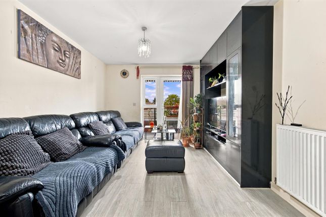 Flat 3 Hampstead House, 2 Spring Promenade, West Drayton photo 3