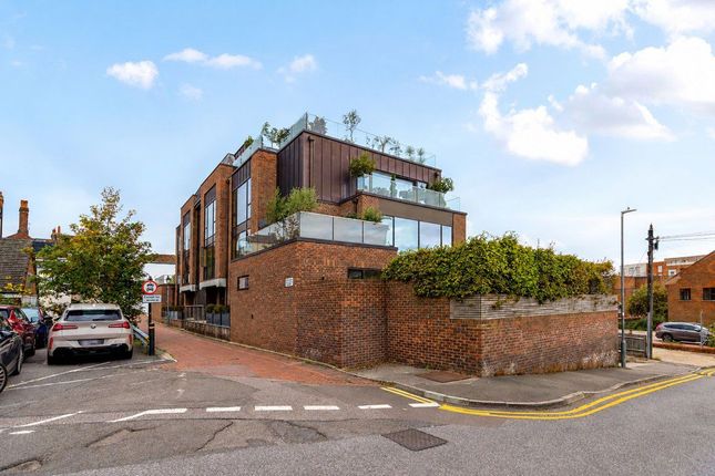 3-bed flat on Epicurus House, Sevenoaks, £3,500/mo