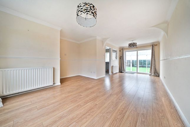 37 Springfield Way, Bedford photo 3
