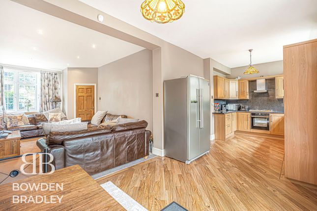 27 Babbacombe Gardens, Redbridge photo 3
